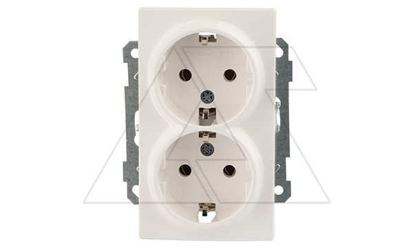 21 - Розетка двойная 2x2P+E, белый