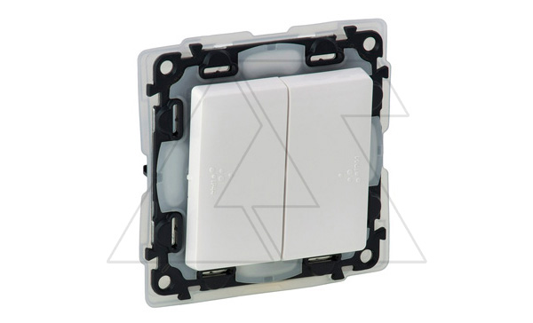 Valena Life - Переключатель на 2 направления двухклавишный IP44, белый (инд. упаковка) Valena Life - Переключатель на 2 направления двухклавишный IP44, белый (инд. упаковка)