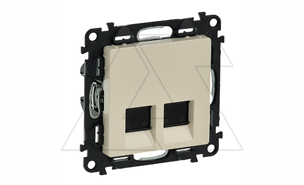 Valena Life - Розетка 2хRJ-45 UTP CAT5E, слоновая кость (инд. упаковка) Valena Life - Розетка 2хRJ-45 UTP CAT5E, слоновая кость (инд. упаковка)