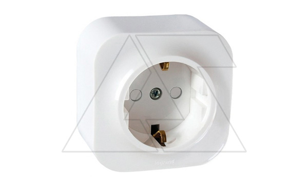 Quteo - Розетка 2P+E , накладной монтаж, защ. шторки, винт.зажимы, белая Quteo - Розетка 2P+E , накладной монтаж, защ. шторки, винт.зажимы, белая