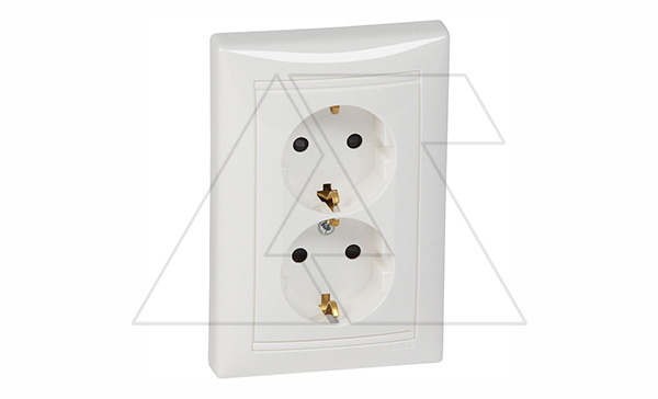 Valena - Розетка 2х2К+З, нем. станд. с защ. шторками, белая Valena - Розетка 2х2К+З, нем. станд. с защ. шторками, белая