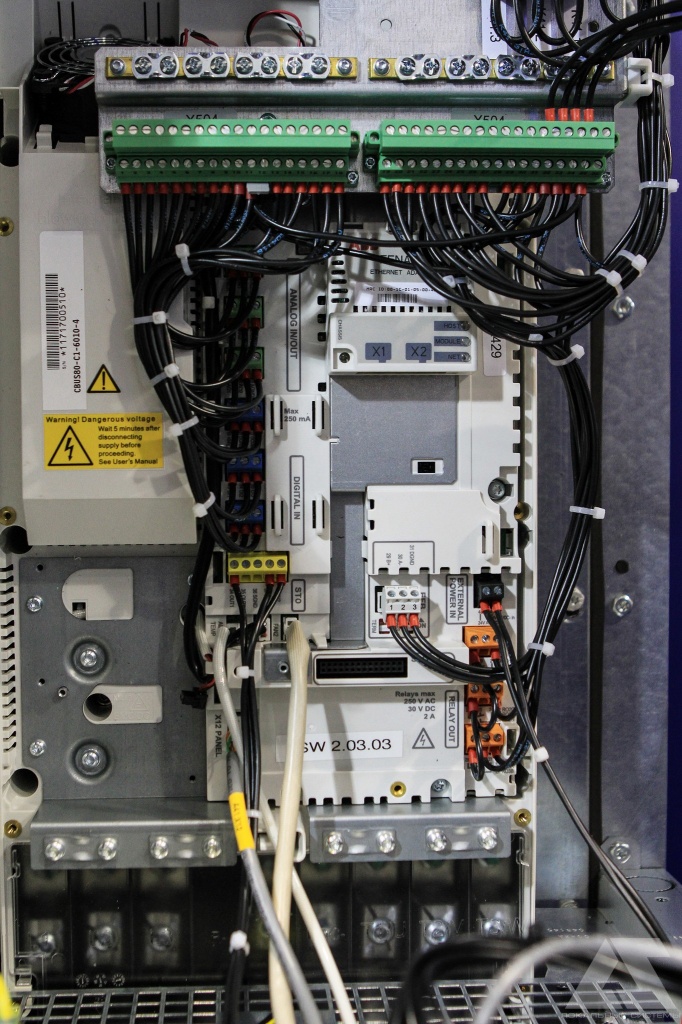 Частотник ABB в электротехническом шкафу